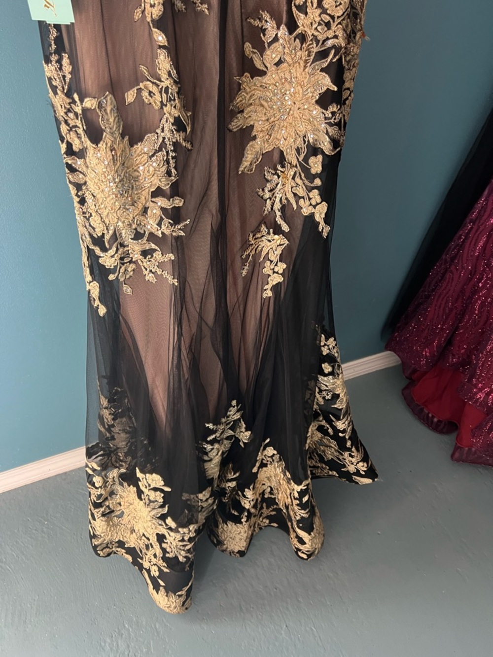 Black and Gold Backless Dress - Picture 11 of 17